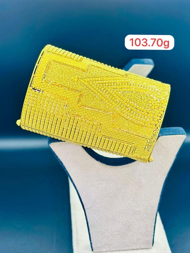 Bague en or 21k avec motif gravé, pièce unique disponible en boutique