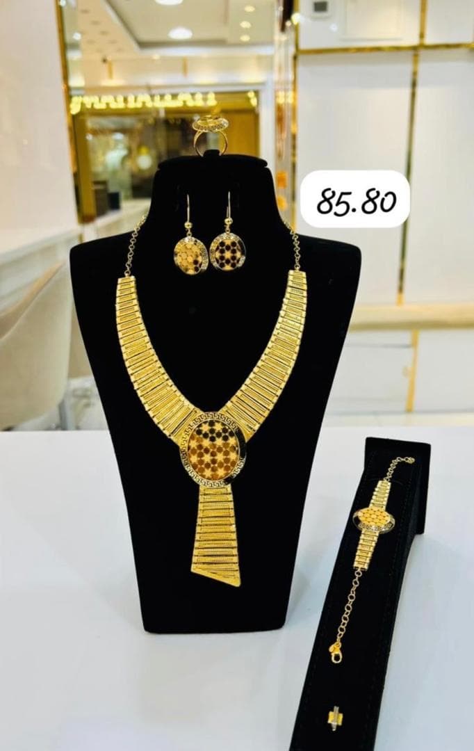 Parure de mariage en or présentée dans la vitrine boutique Lingot d'Or