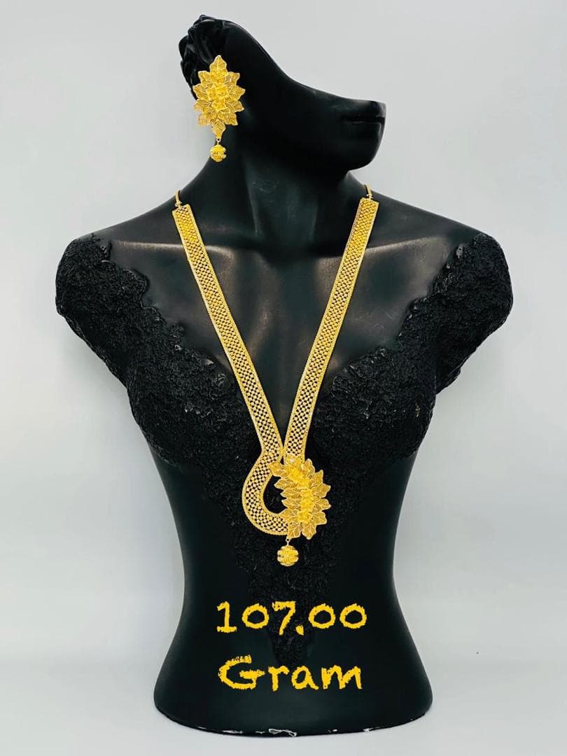 Collier en or 21k motif feuille sur mannequin noir