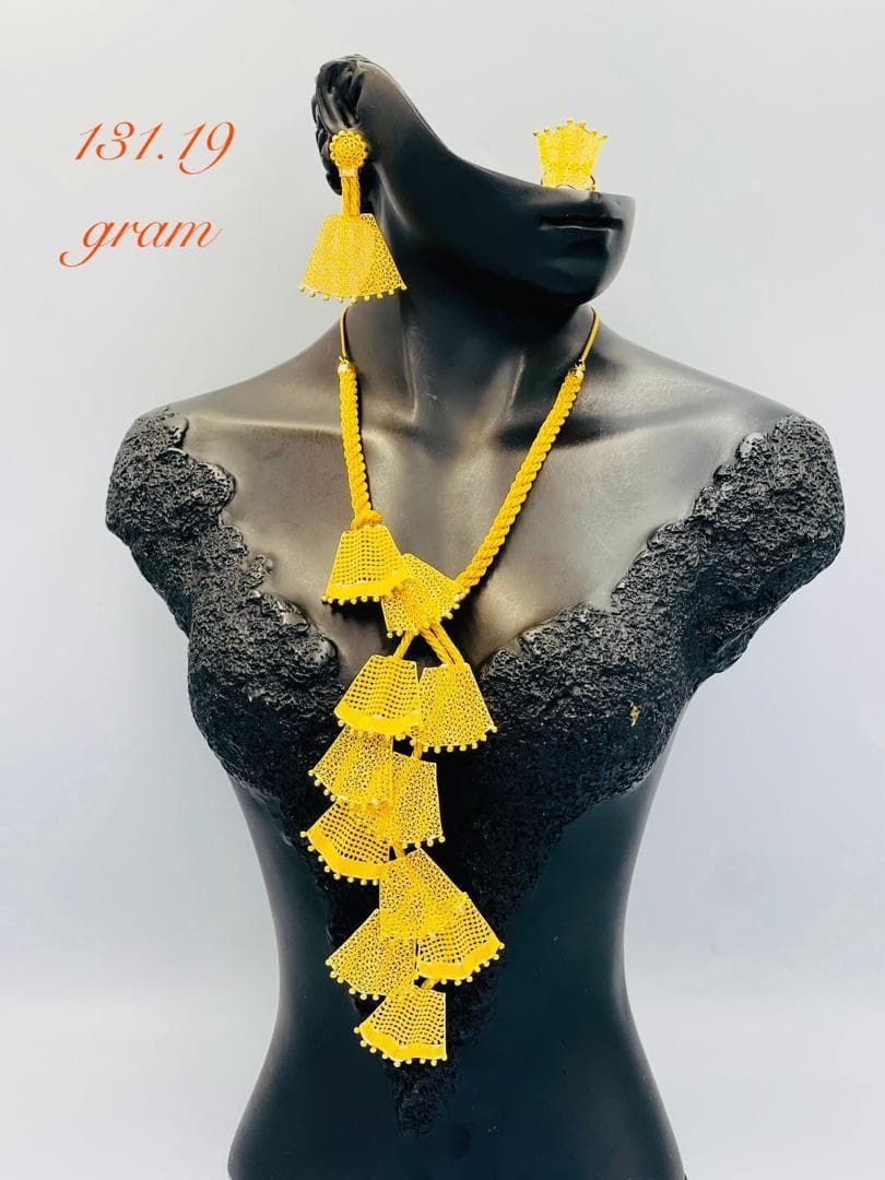 Collier en or avec pendentifs cascade sur mannequin noir