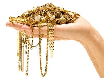 Bijoux en or réunis dans une main, exemple typique d'un lot racheté chez Lingot d'Or